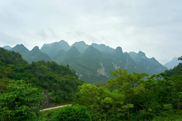 Berglandschaft nördlich von Vietnam. Schöne Aussicht auf die ha giang Schleife im Norden Vietnams. Motorradausflug — Stockfoto