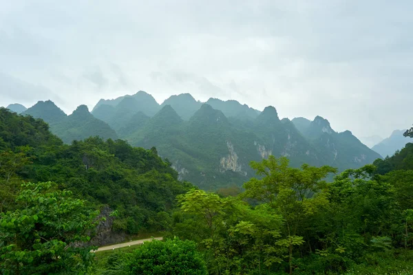 Paisagem montanhosa norte do Vietname. Bela vista sobre o loop Ha Giang no norte do Vietnã. Viagem de moto — Fotografia de Stock