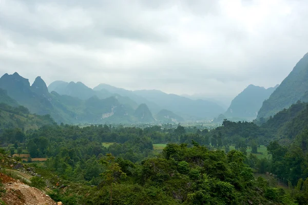 Paisaje montañoso Vietnam del Norte. Hermosa vista en el bucle de Ha Giang en el norte de Vietnam. Viaje en moto —  Fotos de Stock