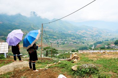 Sapa, Vietnam.- 22. Mai. 2019. Vietnam tepe Tribe Vietnam lao chai sapa valey içinde ricefield üzerinde görünümübakmak.