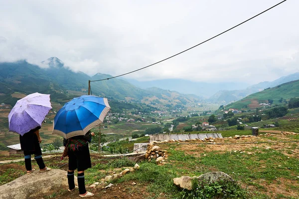 Sapa, Vietnam.- 22. Mai. 2019. Vietnam tepe Tribe Vietnam lao chai sapa valey içinde ricefield üzerinde görünümübakmak.