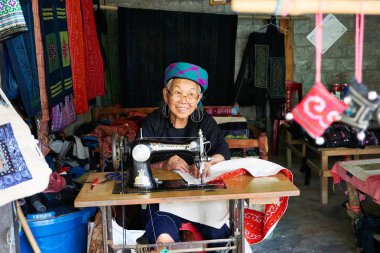 Sapa, Vietnam.- 22. Mai. 2019. Yerel kadınlar Vietnam lao chai sapa valey giysi yapmak.