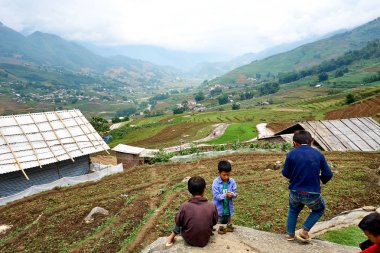 Sapa, Vietnam.- 22. Mai. 2019 Vietnam'da lao chai sapa valey oynayan yerel çocuklar.