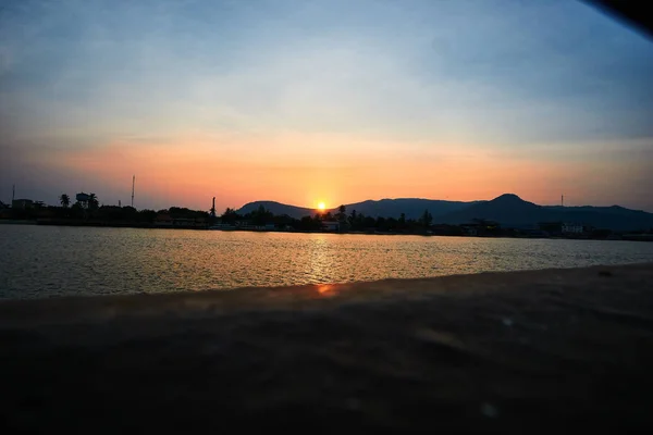 Mírový západ slunce nad horou Kampot Kambodža — Stock fotografie