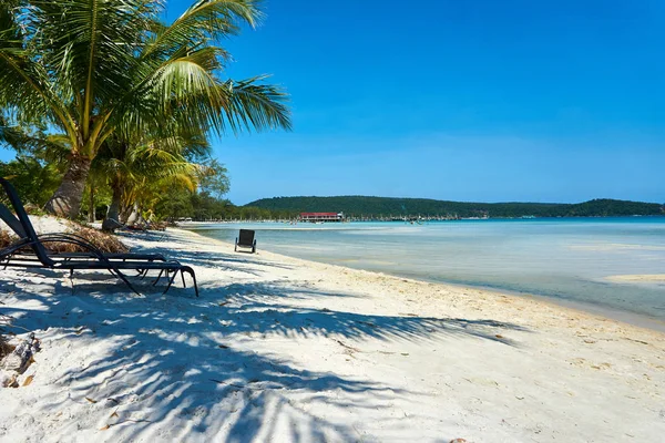 Palm Beach w miłym słonecznym letnim dniu. Koh Rong Sanloem Island, Saracen Bay. Kambodża, Azja — Zdjęcie stockowe