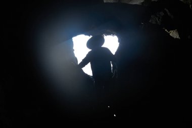 Ha long Bay, Vietnam - 10 Haziran 2019: Ha Long Bay,Vietnam'daki bir mağarada pirinç şapkalı Asyalı kadınlar.