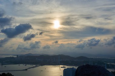 Ha long Bay, Vietnam - 10 Haziran 2019: Ha Long Bay,Vietnam üzerinden görünüm. kuzey Vietnam'da turistik çok popüler.
