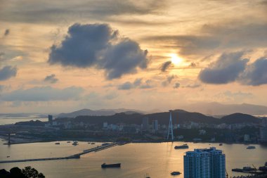 Ha long Bay, Vietnam - 10 Haziran 2019: Ha Long Bay,Vietnam üzerinden görünüm. kuzey Vietnam'da turistik çok popüler.