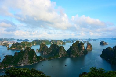 Ha long Bay, Vietnam - 10 Haziran 2019: Ha Long Bay,Vietnam üzerinden görünüm. kuzey Vietnam'da turistik çok popüler.