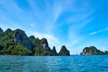 Ha long Bay, Vietnam - 10 Haziran 2019: Ha Long Bay, Vietnam'da küçük boş plaj. kuzey Vietnam'da turistik çok popüler.