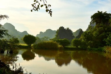 Tam Coc Vietnam dağlar ve Nehir ile Manzara.