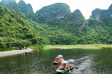Trang An, Ninh Binh, Vietnam. 9 Haziran 2019: King Kong Skull Adası'na tekne turuna çıkmak. Trang An, tekne mağara turları ile ünlü Unesco Dünya Mirası Alanıdır.