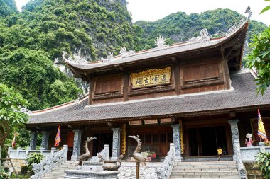 Trang An, Ninh Binh, Vietnam. 9 Haziran 2019: King Kong Skull Adası'na tekne turuna çıkmak. Trang An, tekne mağara turları ile ünlü Unesco Dünya Mirası Alanıdır.