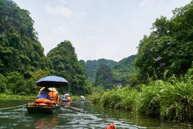 Trang An, Ninh Binh, Vietnam. 9 Haziran 2019: King Kong Skull Adası'na tekne turuna çıkmak. Trang An, tekne mağara turları ile ünlü Unesco Dünya Mirası Alanıdır.