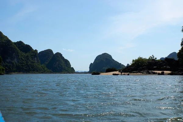 Ha Long Bay, Vietnam - 10 giugno 2019: La gente del posto sta pescando sulla spiaggia di Ha Long Bay, Vietnam. attrazioni turistiche molto popolari nel nord del Vietnam . — Foto Stock