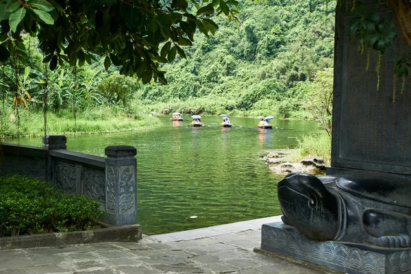 Trang an, Ninh Binh, Vietnam. 9 juni 2019: mensen die een boottocht maken naar King Kong Skull Island. Trang an is UNESCO werelderfgoed, bekend om zijn boot grot Tours. — Stockfoto