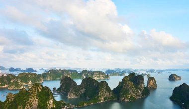Ha long Bay, Vietnam - 10 Haziran 2019: Ha Long Bay,Vietnam üzerinden görünüm. kuzey Vietnam'da turistik çok popüler.