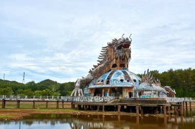 Hue, Vietnam-20 Haziran 2019: Insanlar terk edilmiş su parkını ziyaret etti