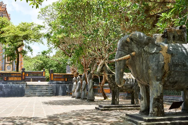 Graftombe en tuinen van de Tu Duc keizer in Hue, Vietnam — Stockfoto