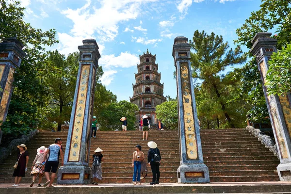 Hue, Vietnam-20 juni 2019-mensen bezoeken hij Thien Mu Pagoda in de voormalige Vietnamese hoofdstad van Hue — Stockfoto