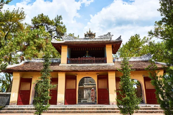 Hue, Vietnam-20 juni 2019-mensen bezoeken hij Thien Mu Pagoda in de voormalige Vietnamese hoofdstad van Hue — Stockfoto