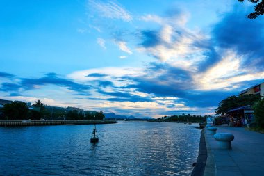 Hoi An Vietnam 19.06.19: Renkli fenerler ile Hoi an Nehri üzerinde görünümü