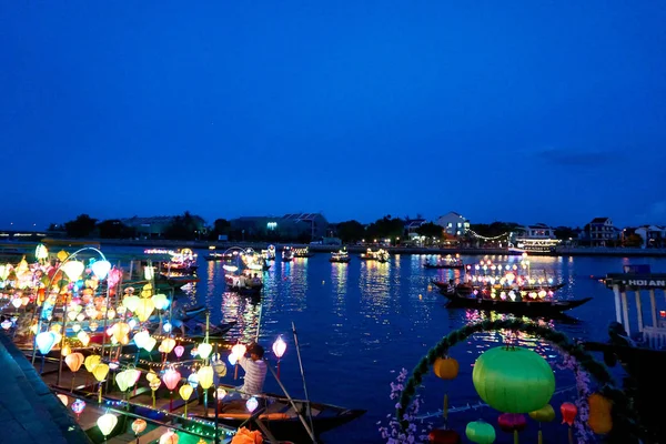 Hoi An Vietnam 19.06.19: Vista sobre el río en Hoi an, con linternas de colores —  Fotos de Stock