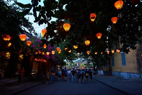 Hoi An Vietnam 19.06.19: emberek látogatnak éjszakai piacon Hoi An színes lámpások — Stock Fotó