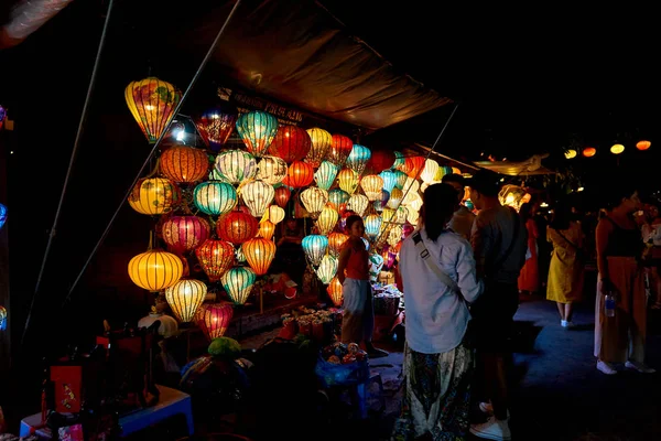 Hoi An Wietnam 19.06.19: ludzie odwiedzają nocny targ w Hoi An z kolorowymi latarnie — Zdjęcie stockowe