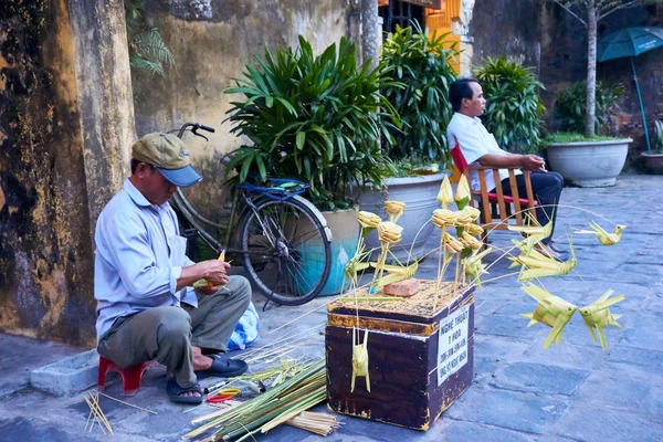 Hoi An Vietnam 19.06.19: Homem vietnamita local faz arte de bambu nas ruas de Hoi an — Fotografia de Stock