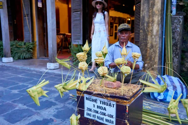 Hoi An Vietnam 19.06.19: Homem vietnamita local faz arte de bambu nas ruas de Hoi an — Fotografia de Stock