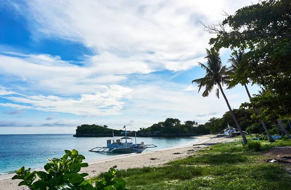 Malapascua, Filipiny, 2019. Lipca. 15: łódź na pięknej plaży w Malapascua. Filipiny — Zdjęcie stockowe