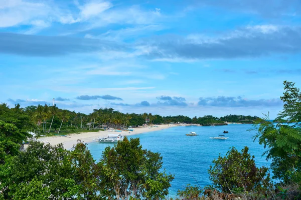 Malapascua, Filipiny, 2019. Lipca. 15: łódź na pięknej plaży w Malapascua. Filipiny — Zdjęcie stockowe