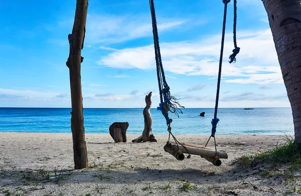 Swing at Tree blisko plaży w Malapascua. Filipiny — Zdjęcie stockowe