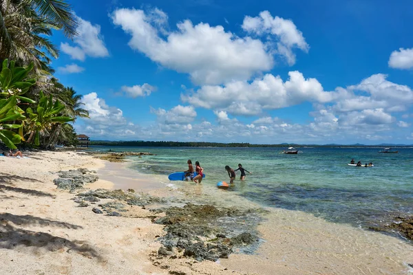 Filipiny, wyspa Siargao, 20. Lipiec. 2019: ludzie odwiedzają chmurę 9, słynny Surf Sport na Filipinach — Zdjęcie stockowe