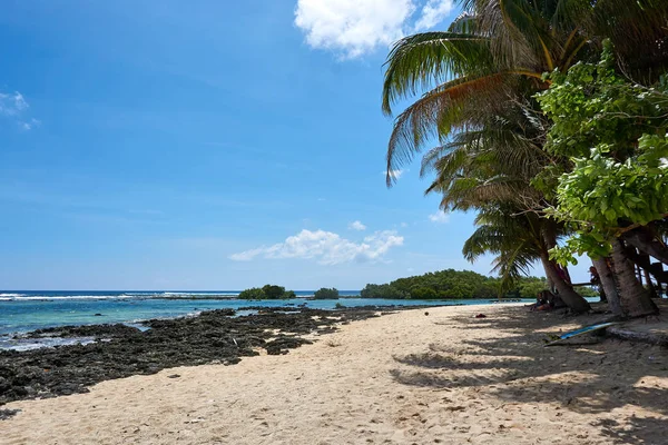 Filipiny, wyspa Siargao, 20. Lipiec. 2019: ludzie odwiedzają chmurę 9, słynny Surf Sport na Filipinach — Zdjęcie stockowe