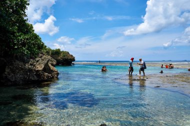 Filipinler, Siargao Adası, 22.Temmuz.2019.: Turistler Siargao, Filipinler magpupungko doğal kaya havuzları ziyaret.