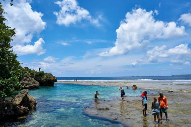 Filipinler, Siargao Adası, 22.Temmuz.2019.: Turistler Siargao, Filipinler magpupungko doğal kaya havuzları ziyaret.