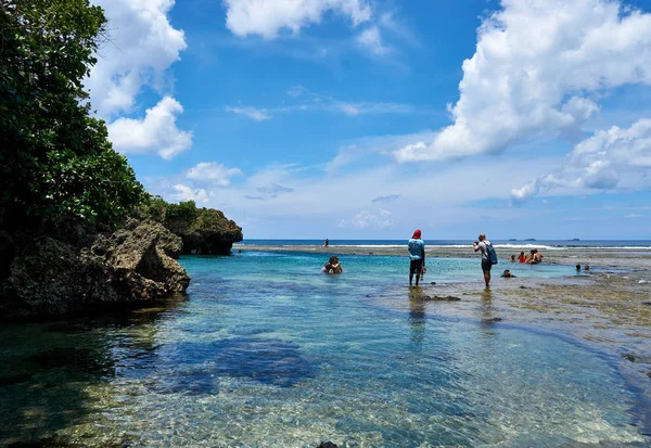 Filipinler, Siargao Adası, 22.Temmuz.2019.: Turistler Siargao, Filipinler magpupungko doğal kaya havuzları ziyaret.