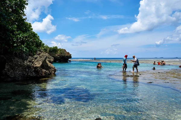 Philippinen, siargao island, 22.july.2019. : Touristen besuchen magpupungko natürliche Felsenpools in Siargao, Philippinen. — Stockfoto