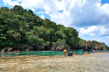 Filipinler, Siargao Adası, 22.Temmuz.2019.: Turistler Siargao, Filipinler magpupungko doğal kaya havuzları ziyaret.
