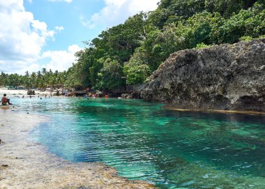 Filipinler, Siargao Adası, 22.Temmuz.2019.: Turistler Siargao, Filipinler magpupungko doğal kaya havuzları ziyaret.