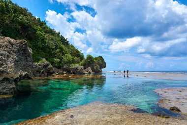 Filipinler, Siargao Adası, 22.Temmuz.2019.: Turistler Siargao, Filipinler magpupungko doğal kaya havuzları ziyaret.