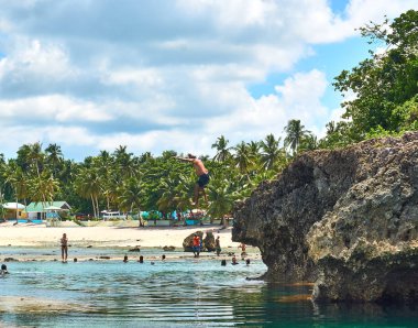 Filipinler, Siargao Adası, 22.Temmuz.2019.: Turistler Siargao, Filipinler magpupungko doğal kaya havuzları ziyaret.