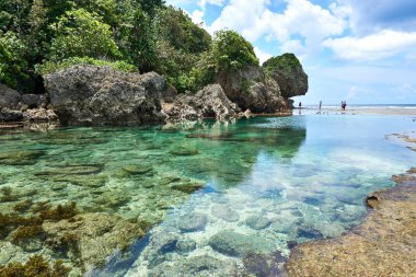 Filipinler, Siargao Adası, 22.Temmuz.2019.: Turistler Siargao, Filipinler magpupungko doğal kaya havuzları ziyaret.