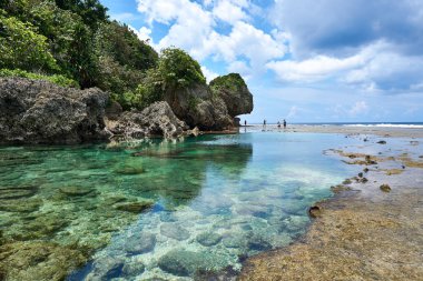 Filipinler, Siargao Adası, 22.Temmuz.2019.: Turistler Siargao, Filipinler magpupungko doğal kaya havuzları ziyaret.