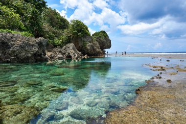 Filipinler, Siargao Adası, 22.Temmuz.2019.: Turistler Siargao, Filipinler magpupungko doğal kaya havuzları ziyaret.