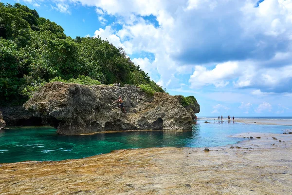 Filipinas, Isla de Siargao, 22 de julio.2019. : Los turistas visitan las piscinas de roca natural magpupungko en Siargao, Filipinas . — Foto de Stock
