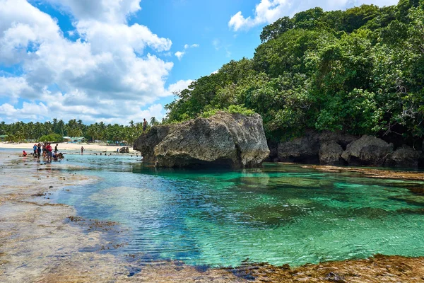 Filipinas, Isla de Siargao, 22 de julio.2019. : Los turistas visitan las piscinas de roca natural magpupungko en Siargao, Filipinas . — Foto de Stock