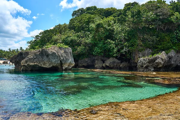 Φιλιππίνες, Siargao Island, 22. Ιούλιος 2019.: οι τουρίστες επισκέπτονται magpupungko φυσικό ροκ πισίνες σε Siargao, Φιλιππίνες. — Φωτογραφία Αρχείου